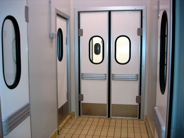 Маятниковая двупольная дверь с иллюминаторами