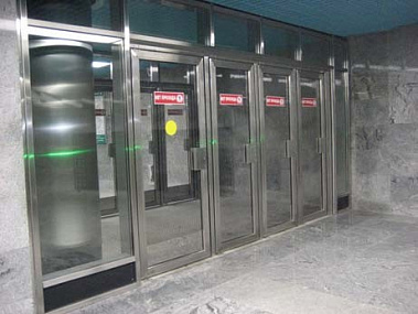 Остеклённая однопольная нержавеющая дверь в метро