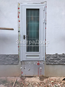 Остекленная противопожарная дверь с ковкой и порошковым напылением
