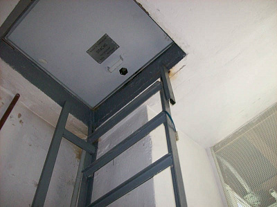 Огнестойкий люк EI30 белый на чердак с лестницей