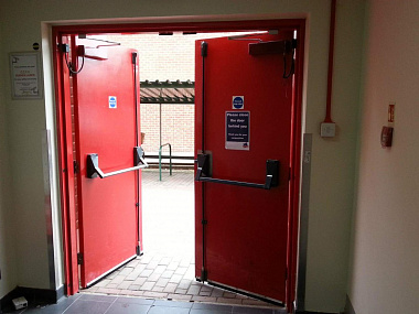 Красная двупольная дверь с антипаникой класса EI60
