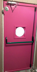 Противопожарная дверь с иллюминатором и антипаникой