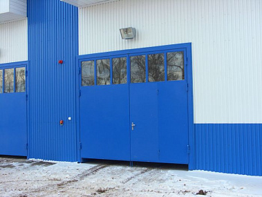Синие промышленные противопожарные ворота с окнами