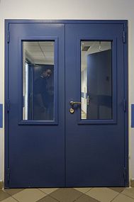 Противопожарная алюминиевая дверь синего цвета