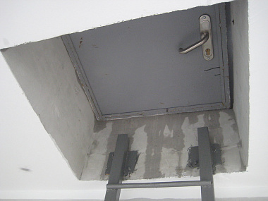 Противопожарный люк типа EI 30 серый с лестницей на чердак