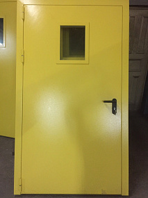 Жёлтая противопожарная дверь с квадратным стеклом
