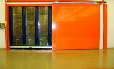 Оранжевые откатные промышленные противопожарные ворота с автоматикой