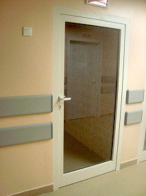 Противопожарная дверь со стеклом в больницу