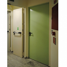Огнезащитная дверь EI60 зеленая в бизнес-центр