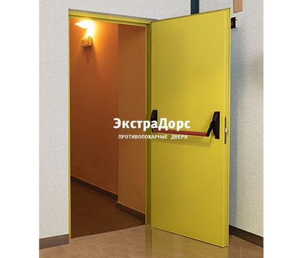 Противопожарная дверь желтая с системой антипаника