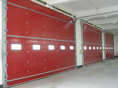 Противопожарные подъемные красные ворота на складе