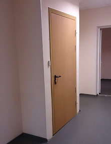 Огнеупорная дверь с МДФ панелью в коридор офиса