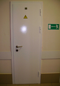 Огнеупорная одностворчатая дверь в больнице