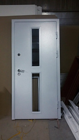 Белая противопожарная дверь 2-го типа с узким стеклом