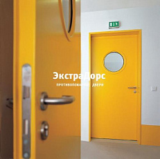Противопожарная дверь желтая однопольная с иллюминатором без порога
