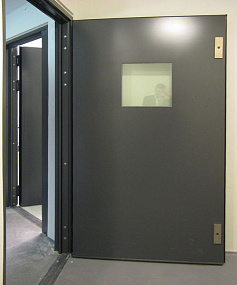 Огнезащитная дверь без порога черная в офис