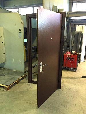 Однопольная коричневая дверь с выпадающим порогом
