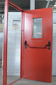 Красная остеклённая дверь с антипаникой и защитой от огня