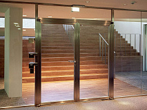 Светопрозрачные противопожарные двери: применение и особенности