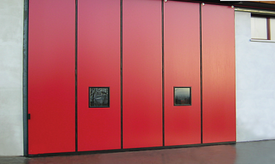 Промышленные огнеустойчивые ворота красно-черные