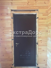 Металлическая противопожарная дверь с вентиляционной решеткой