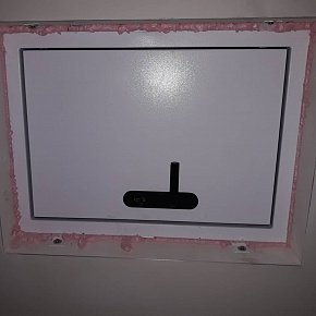 Белый противопожарный люк с ручкой