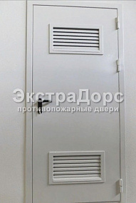 Белая дверь с вентиляционной решеткой ДМП