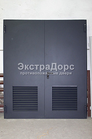 Двустворчатые двери для офисного центра с вентиляционной решеткой