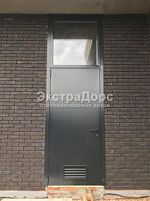 Противопожарная металлическая дверь с вентиляционной решеткой